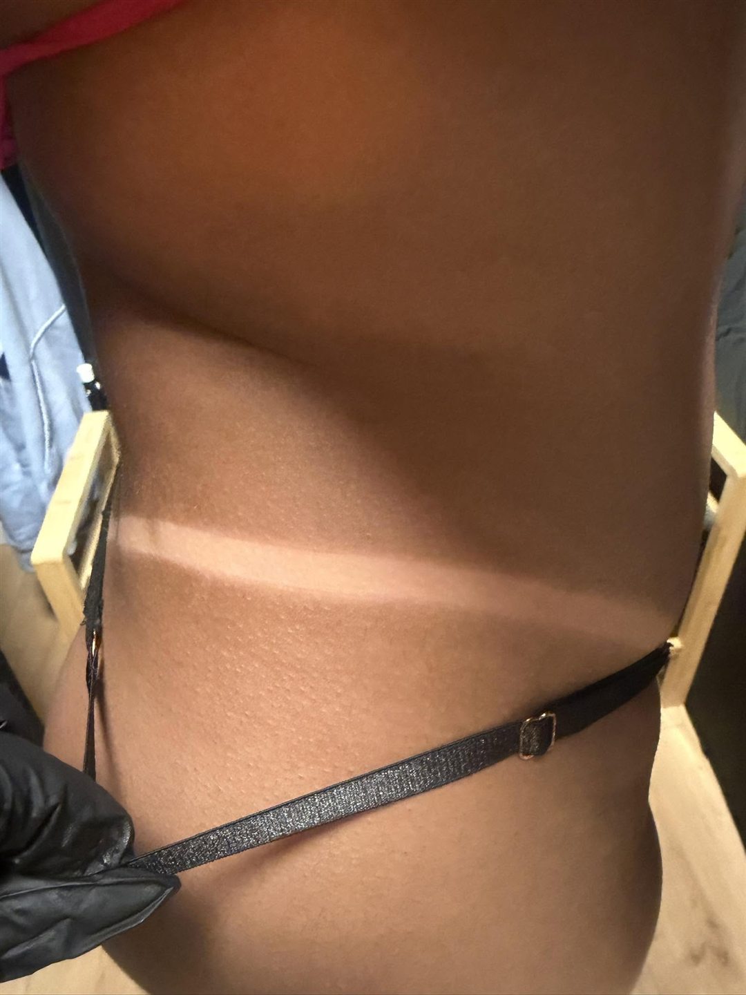 צילום עבודה של Glow Skin המדגים גוון באזור הגב